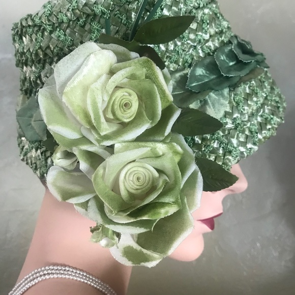 HIGH END VINTAGE LIGHT GREEN STRAW HAT WITH FABRIC FLOWERS AND LEAVES main image 7